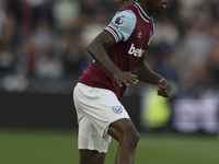 Aaron Wan-Bissaka of West Ham United on the ball during the Premier League match between West Ham United and Manchester City at the London S...