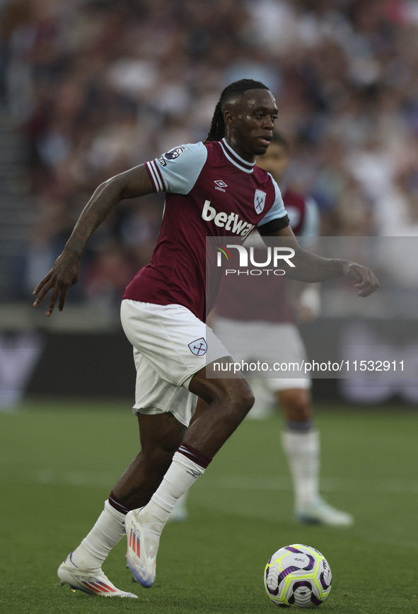 Aaron Wan-Bissaka of West Ham United on the ball during the Premier League match between West Ham United and Manchester City at the London S...