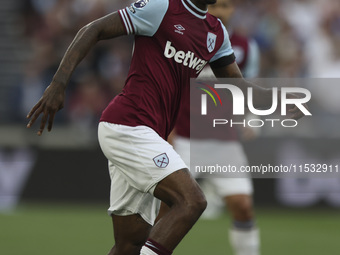 Aaron Wan-Bissaka of West Ham United on the ball during the Premier League match between West Ham United and Manchester City at the London S...