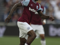 Aaron Wan-Bissaka of West Ham United on the ball during the Premier League match between West Ham United and Manchester City at the London S...