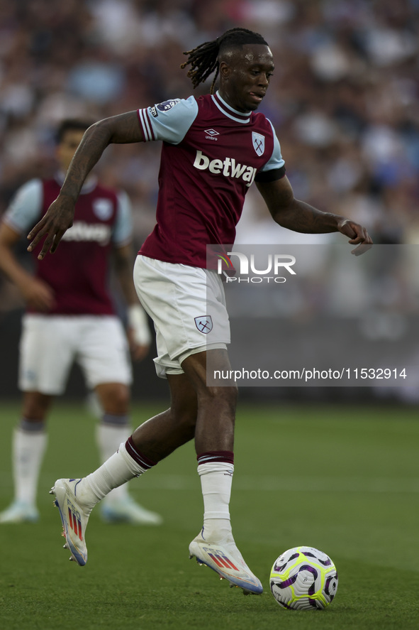 Aaron Wan-Bissaka of West Ham United on the ball during the Premier League match between West Ham United and Manchester City at the London S...