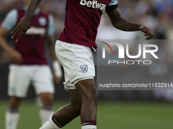 Aaron Wan-Bissaka of West Ham United on the ball during the Premier League match between West Ham United and Manchester City at the London S...