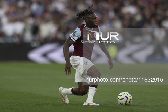 Aaron Wan-Bissaka of West Ham United on the ball during the Premier League match between West Ham United and Manchester City at the London S...