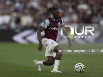 Aaron Wan-Bissaka of West Ham United on the ball during the Premier League match between West Ham United and Manchester City at the London S...