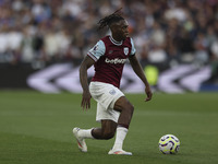 Aaron Wan-Bissaka of West Ham United on the ball during the Premier League match between West Ham United and Manchester City at the London S...