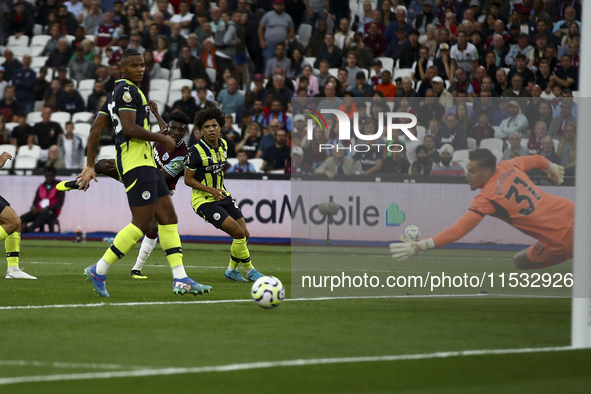 Mohammed Kudus of West Ham United shoots at goal during the Premier League match between West Ham United and Manchester City at the London S...