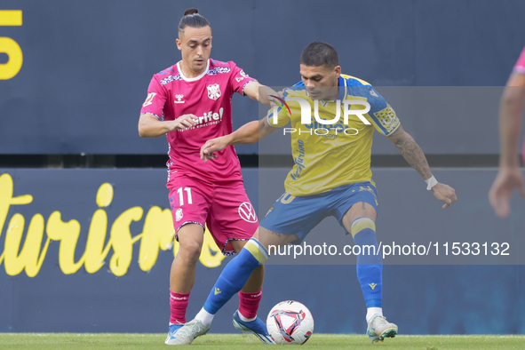 Brian Ocampo of Cadiz CF competes for the ball with Luismi Cruz of CD Tenerife during the Liga Hypermotion match between Cadiz CF and CD Ten...