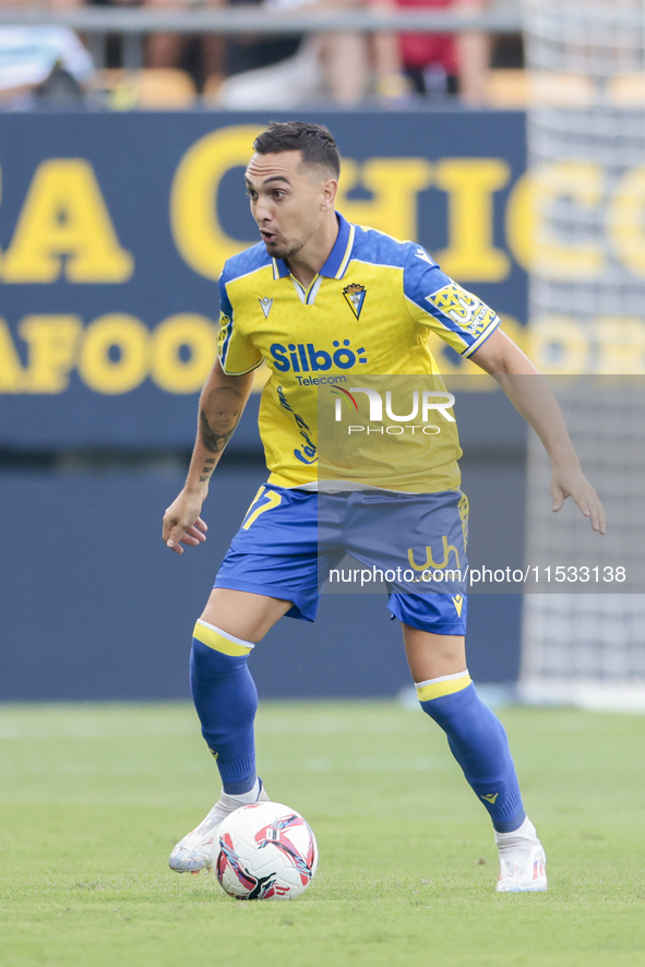 Gonzalo Escalante of Cadiz CF controls the ball during the Liga Hypermotion match between Cadiz CF and CD Tenerife at Nuevo Mirandilla in Se...