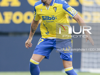 Gonzalo Escalante of Cadiz CF controls the ball during the Liga Hypermotion match between Cadiz CF and CD Tenerife at Nuevo Mirandilla in Se...