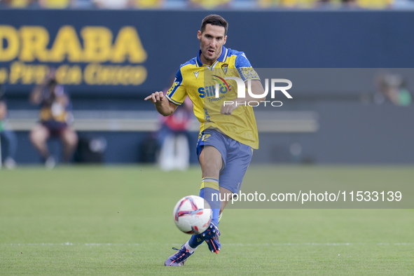 Joseba Zaldua of Cadiz CF passes the ball during the Liga Hypermotion match between Cadiz CF and CD Tenerife at Nuevo Mirandilla in Seville,...