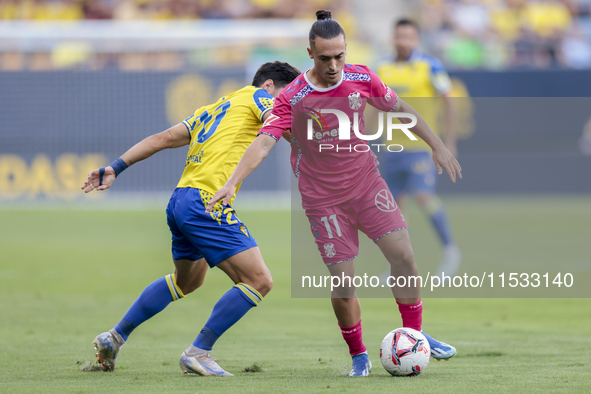 Luismi Cruz of CD Tenerife controls the ball during the Liga Hypermotion match between Cadiz CF and CD Tenerife at Nuevo Mirandilla in Sevil...