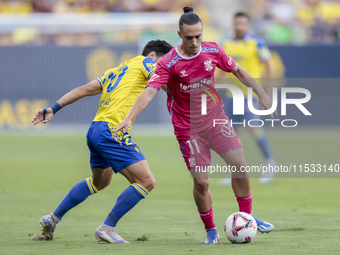 Luismi Cruz of CD Tenerife controls the ball during the Liga Hypermotion match between Cadiz CF and CD Tenerife at Nuevo Mirandilla in Sevil...