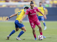 Luismi Cruz of CD Tenerife controls the ball during the Liga Hypermotion match between Cadiz CF and CD Tenerife at Nuevo Mirandilla in Sevil...