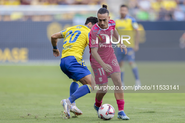 Luismi Cruz of CD Tenerife controls the ball during the Liga Hypermotion match between Cadiz CF and CD Tenerife at Nuevo Mirandilla in Sevil...