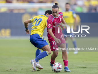 Luismi Cruz of CD Tenerife controls the ball during the Liga Hypermotion match between Cadiz CF and CD Tenerife at Nuevo Mirandilla in Sevil...