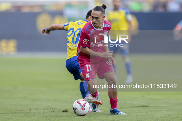 Luismi Cruz of CD Tenerife battles for the ball during the Liga Hypermotion match between Cadiz CF and CD Tenerife at Nuevo Mirandilla in Se...