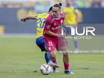 Luismi Cruz of CD Tenerife battles for the ball during the Liga Hypermotion match between Cadiz CF and CD Tenerife at Nuevo Mirandilla in Se...