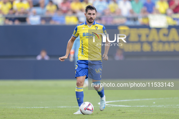 Victor Chust of Cadiz CF runs with the ball during the Liga Hypermotion match between Cadiz CF and CD Tenerife at Nuevo Mirandilla in Sevill...