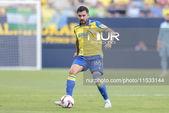 Victor Chust of Cadiz CF passes the ball during the Liga Hypermotion match between Cadiz CF and CD Tenerife at Nuevo Mirandilla in Seville,...