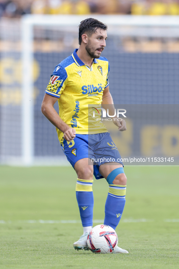 Victor Chust of Cadiz CF passes the ball during the Liga Hypermotion match between Cadiz CF and CD Tenerife at Nuevo Mirandilla in Seville,...