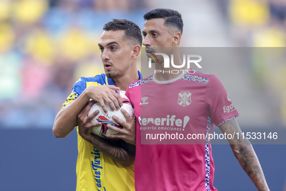 Gonzalo Escalante of Cadiz CF and Maikel Mesa of CD Tenerife during the Liga Hypermotion match between Cadiz CF and CD Tenerife at Nuevo Mir...