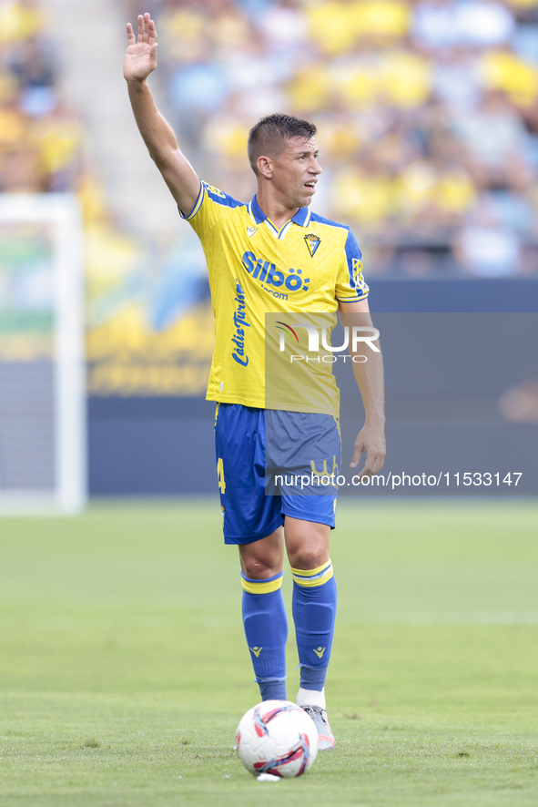 Ruben Alcaraz of Cadiz CF is in action during the Liga Hypermotion match between Cadiz CF and CD Tenerife at Nuevo Mirandilla in Seville, Sp...