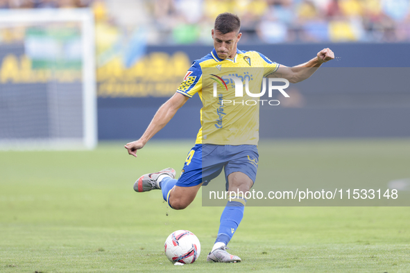 Ruben Alcaraz of Cadiz CF makes a center to the area during the Liga Hypermotion match between Cadiz CF and CD Tenerife at Nuevo Mirandilla...