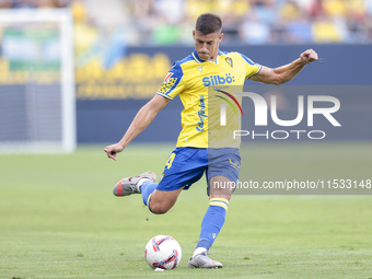 Ruben Alcaraz of Cadiz CF makes a center to the area during the Liga Hypermotion match between Cadiz CF and CD Tenerife at Nuevo Mirandilla...