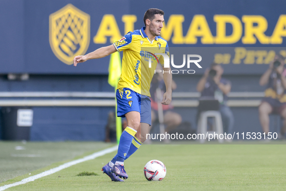 Joseba Zaldua of Cadiz CF controls the ball during the Liga Hypermotion match between Cadiz CF and CD Tenerife at Nuevo Mirandilla in Sevill...