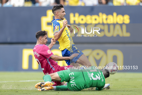 Ruben Sobrino of Cadiz CF competes for the ball with Tomeu Nadal of CD Tenerife during the Liga Hypermotion match between Cadiz CF and CD Te...