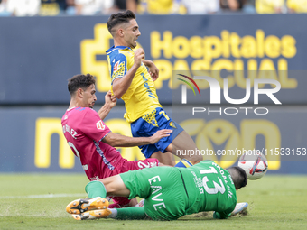 Ruben Sobrino of Cadiz CF competes for the ball with Tomeu Nadal of CD Tenerife during the Liga Hypermotion match between Cadiz CF and CD Te...