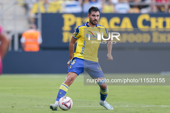 Victor Chust of Cadiz CF controls the ball during the Liga Hypermotion match between Cadiz CF and CD Tenerife at Nuevo Mirandilla in Seville...