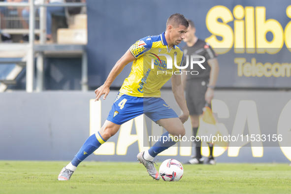 Ruben Alcaraz of Cadiz CF runs with the ball during the Liga Hypermotion match between Cadiz CF and CD Tenerife at Nuevo Mirandilla in Sevil...