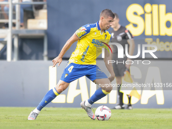 Ruben Alcaraz of Cadiz CF runs with the ball during the Liga Hypermotion match between Cadiz CF and CD Tenerife at Nuevo Mirandilla in Sevil...