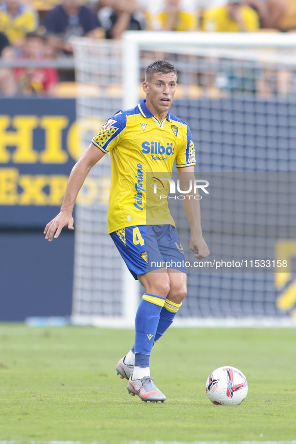 Ruben Alcaraz of Cadiz CF controls the ball during the Liga Hypermotion match between Cadiz CF and CD Tenerife at Nuevo Mirandilla in Sevill...