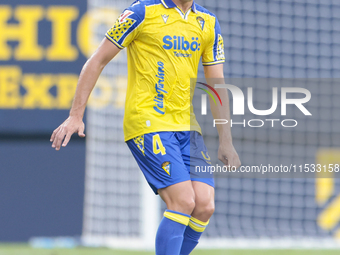 Ruben Alcaraz of Cadiz CF controls the ball during the Liga Hypermotion match between Cadiz CF and CD Tenerife at Nuevo Mirandilla in Sevill...