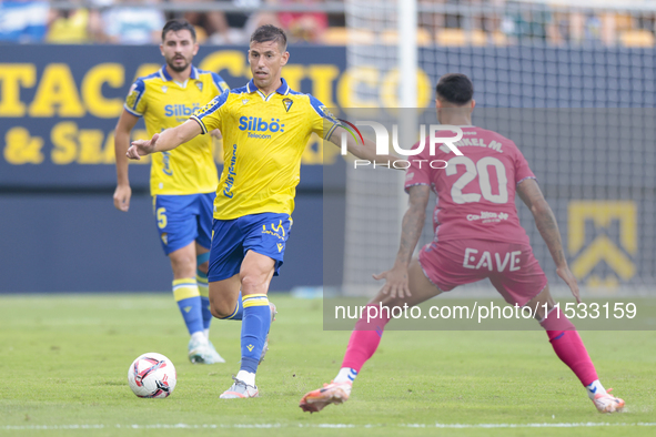 Ruben Alcaraz of Cadiz CF passes the ball during the Liga Hypermotion match between Cadiz CF and CD Tenerife at Nuevo Mirandilla in Seville,...