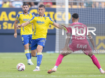 Ruben Alcaraz of Cadiz CF passes the ball during the Liga Hypermotion match between Cadiz CF and CD Tenerife at Nuevo Mirandilla in Seville,...