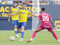 Ruben Alcaraz of Cadiz CF passes the ball during the Liga Hypermotion match between Cadiz CF and CD Tenerife at Nuevo Mirandilla in Seville,...