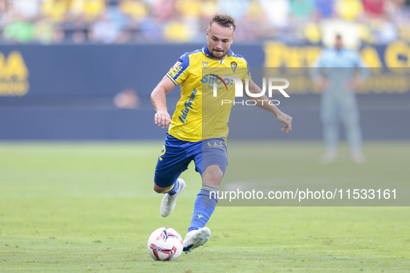 Javi Ontiveros of Cadiz CF makes a center to the area during the Liga Hypermotion match between Cadiz CF and CD Tenerife at Nuevo Mirandilla...