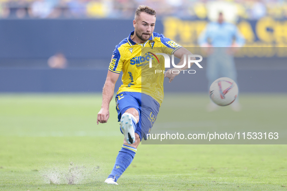 Javi Ontiveros of Cadiz CF makes a center to the area during the Liga Hypermotion match between Cadiz CF and CD Tenerife at Nuevo Mirandilla...