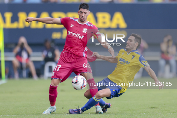 Joseba Zaldua of Cadiz CF competes for the ball with Waldo Rubio of CD Tenerife during the Liga Hypermotion match between Cadiz CF and CD Te...