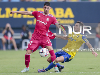 Joseba Zaldua of Cadiz CF competes for the ball with Waldo Rubio of CD Tenerife during the Liga Hypermotion match between Cadiz CF and CD Te...