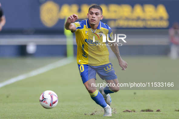 Brian Ocampo of Cadiz CF runs with the ball during the Liga Hypermotion match between Cadiz CF and CD Tenerife at Nuevo Mirandilla in Sevill...