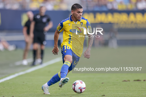 Brian Ocampo of Cadiz CF runs with the ball during the Liga Hypermotion match between Cadiz CF and CD Tenerife at Nuevo Mirandilla in Sevill...