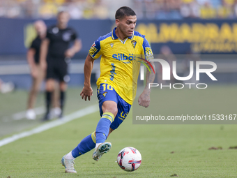 Brian Ocampo of Cadiz CF runs with the ball during the Liga Hypermotion match between Cadiz CF and CD Tenerife at Nuevo Mirandilla in Sevill...