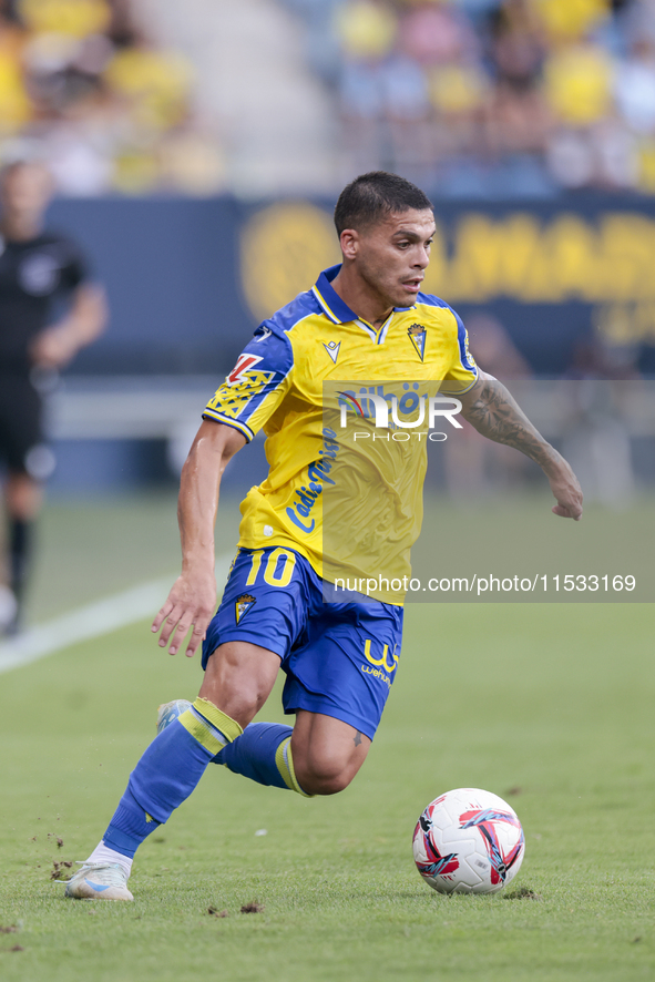 Brian Ocampo of Cadiz CF runs with the ball during the Liga Hypermotion match between Cadiz CF and CD Tenerife at Nuevo Mirandilla in Sevill...