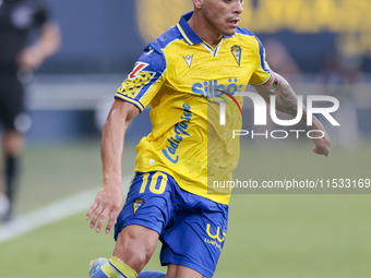 Brian Ocampo of Cadiz CF runs with the ball during the Liga Hypermotion match between Cadiz CF and CD Tenerife at Nuevo Mirandilla in Sevill...