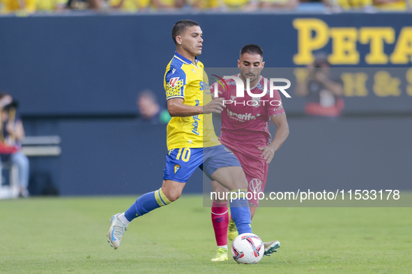 Brian Ocampo of Cadiz CF passes the ball during the Liga Hypermotion match between Cadiz CF and CD Tenerife at Nuevo Mirandilla in Seville,...