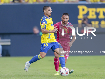 Brian Ocampo of Cadiz CF passes the ball during the Liga Hypermotion match between Cadiz CF and CD Tenerife at Nuevo Mirandilla in Seville,...